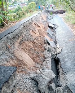Khô hạn, sụp lở đất kinh hoàng tại Cà Mau