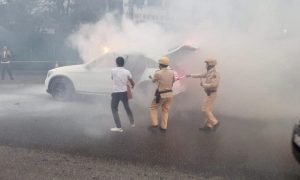 Chiếc xe ô tô bỗng nhiên bốc cháy trên đường Phạm Hùng